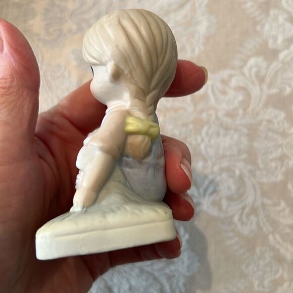 Vintage Boy & Girl porcelain sitting figurines EVC no chips cracks or fading - Picture 8 of 16